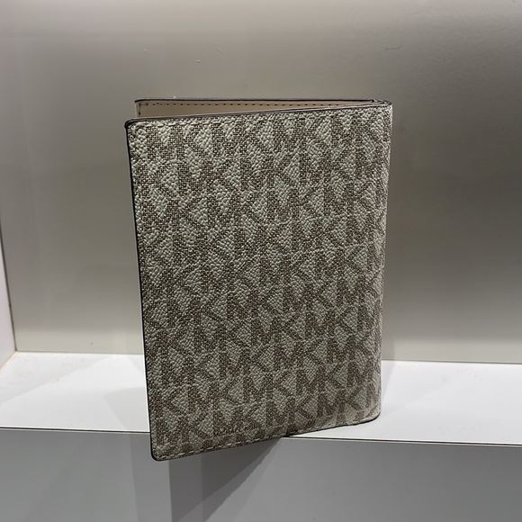 Michael Kors Jet Set Travel Passport Wallet
Light Cream Signature/Golden-NWT - Picture 9 of 16